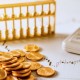如何理解黄金价格波动并把握投资机会？这种波动对不同黄金交易形式有何影响？