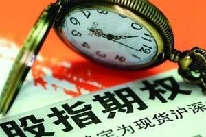 如何理解合约与期权的对冲套利关系？这种关系在实际操作中有何影响？